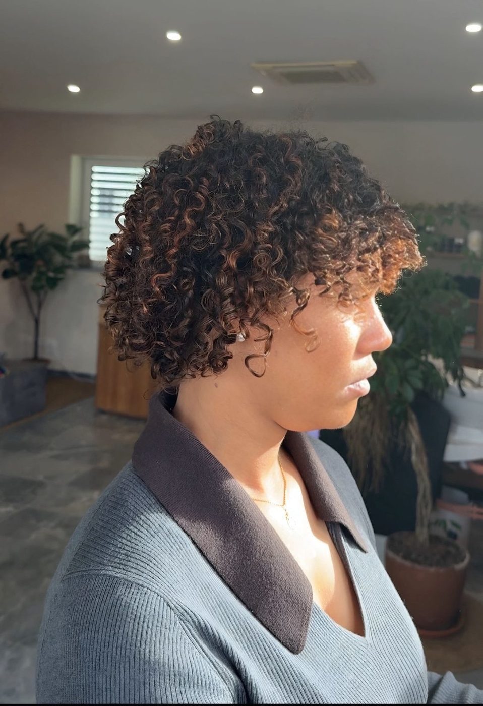 Coupe courte bouclée, définition + reflets caramel - EL SOLÉ